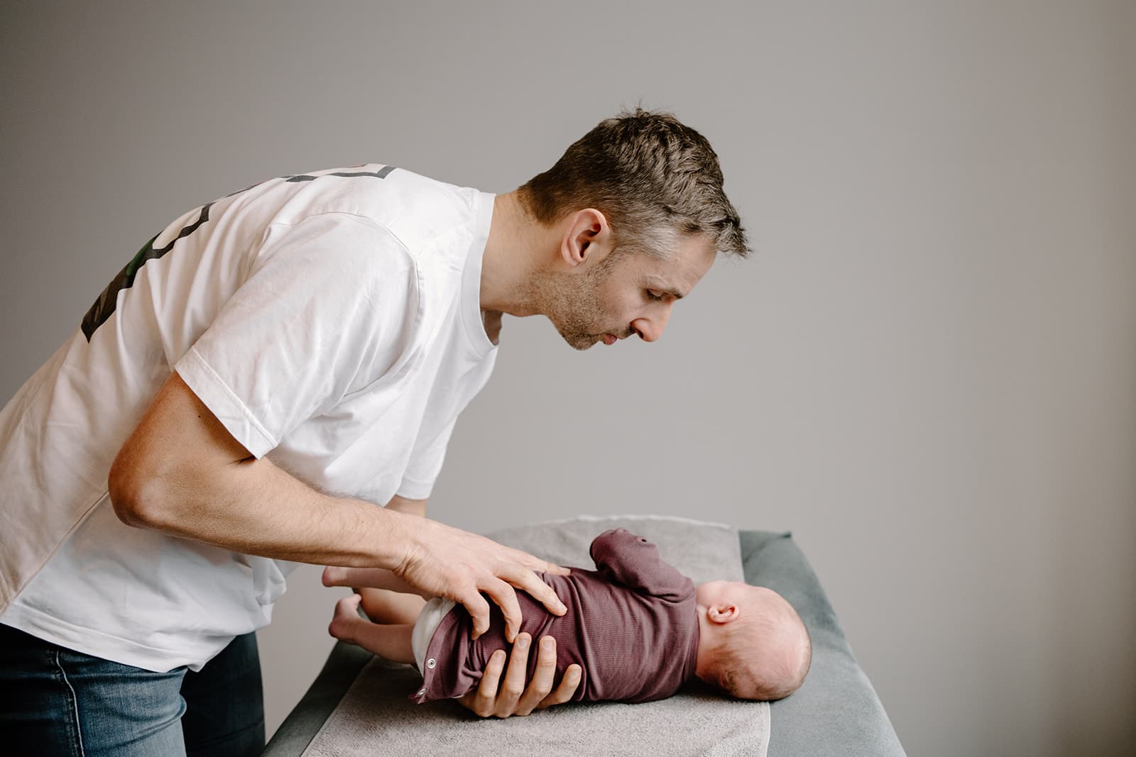Osteopaat behandelt baby